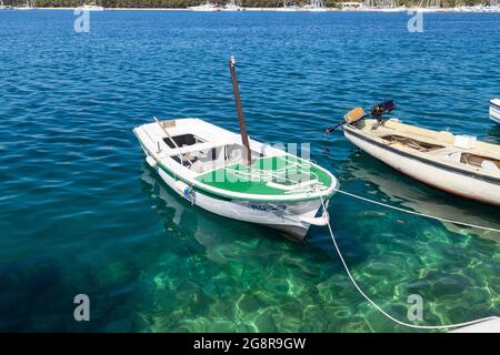 Rogoznica, Croazia-06 luglio 2021: Vecchie barche da pesca ancorate nel porto della città Foto Stock