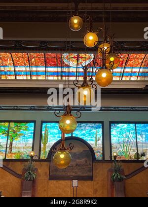 La maestosa lobby presenta un murale di vetro colorato e illuminazione art-deco all'interno dell'hotel Gadsden nel centro cittadino di Douglas, Arizona Foto Stock