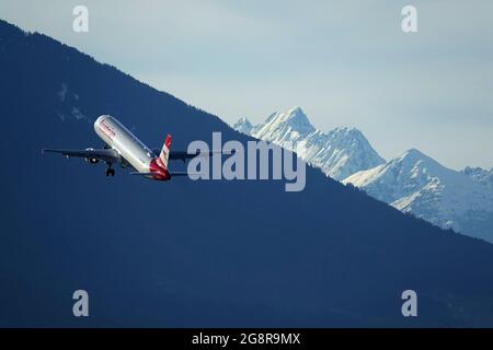 INNSBRUCK, AUSTRIA - 22 febbraio 2020: Partenza dall'Airbus A320 austriaco con uno scenario montano sullo sfondo Foto Stock