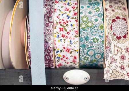 Primo piano di tessuti utilizzati in laboratori di moda con diversi colori e motivi. Foto Stock