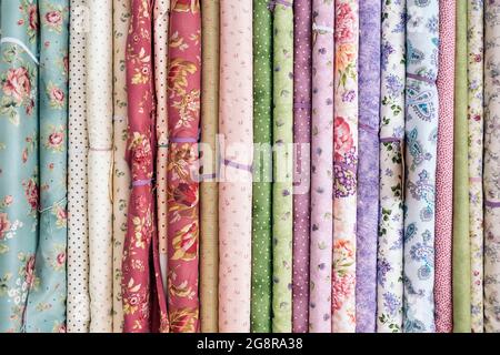 Rotolo di stoffa di diversi colori utilizzato in officina di moda. Foto Stock