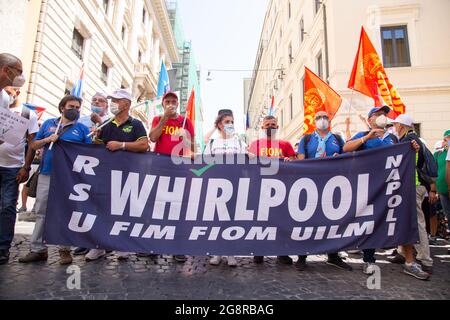 Roma, Italia. 22 luglio 2021. Manifestazione nazionale organizzata dai lavoratori della Whirlpool a Roma di fronte al Ministero dello sviluppo economico per protestare contro la chiusura dell'impianto di Whirlpool a Napoli e il conseguente licenziamento dei lavoratori il 22 luglio 2021. (Foto di Matteo Nardone/Pacific Press/Sipa USA) Credit: Sipa USA/Alamy Live News Foto Stock