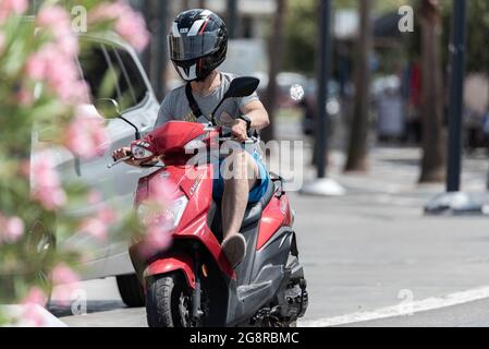 KOPER, SLOVENIA - 12 LUGLIO 2021: Scooter in città, mezzi di trasporto economici, ecologici e convenienti. Foto Stock