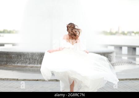 Una persona in piedi di fronte all'acqua Foto Stock