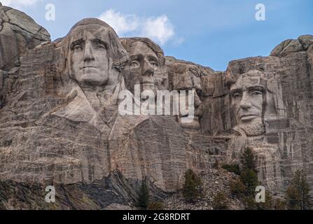 Black Hills, Keystone, SD, USA - 31 maggio 2008: Mount Rushmore. Vicino alla famosa scultura di 4 presidenti. Granito grigio sotto il paesaggio blu. Foto Stock