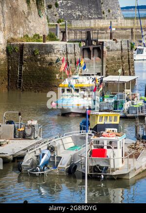 Barche da pesca e ostriche contadini a bassa marea nel porto di Chateau d'Oléron Foto Stock
