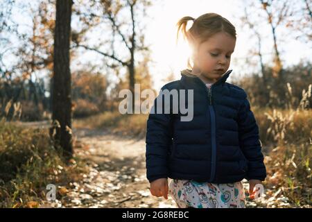 Ragazza che guarda serio con il sole nella sua schiena, Colroado Foto Stock