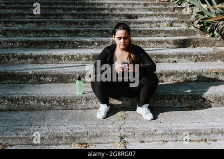 più misura giovane latino donna formazione nel parco in Messico Foto Stock