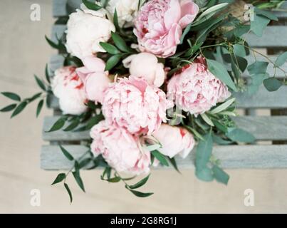 vista dall'alto del bouquet di nozze di peony rosa Foto Stock