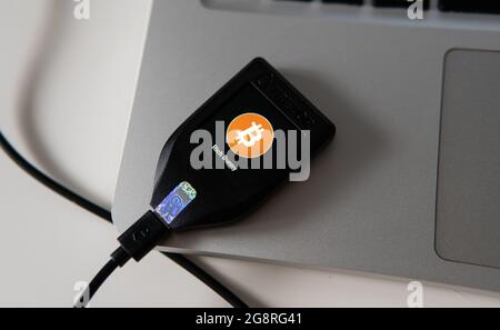 Custodia in metallo Crypto TREZOR MODELLO T in mani maschili Foto Stock