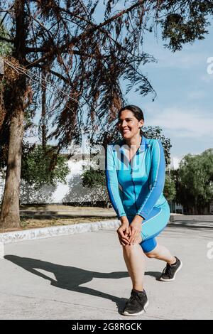 Formazione femminile latina nel parco in Messico Foto Stock