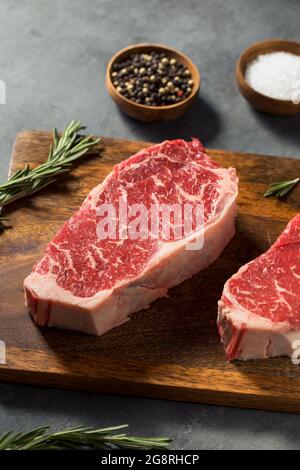 Grezza Red Organic New York Strip Steak pronto per cucinare Foto Stock