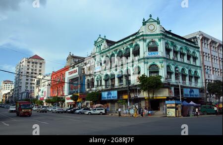 YANGON, MYANMAR (BIRMANIA) - 25 ottobre 2014: L'architettura in stile coloniale nel centro di Yangon, Myanmar Foto Stock