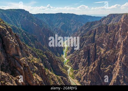 Fiume Gunnison nelle profondità del Black Canyon del parco nazionale di Gunnison, Colorado, Stati Uniti. Foto Stock