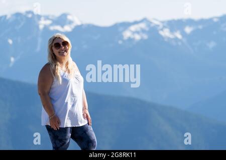 Bella donna bionda si erge e posa a Hurricane Ridge nel Parco Nazionale Olimpico Foto Stock