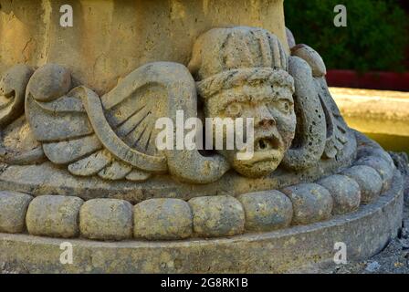 FLORIANA, MALTA - 18 ottobre 2015: Una scultura grottesca realizzata in pietra calcarea, come parte delle decorazioni alla base di una fontana in un giardino pubblico Foto Stock