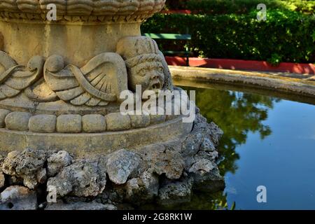 FLORIANA, MALTA - 18 ottobre 2015: Una scultura grottesca realizzata in pietra calcarea, come parte delle decorazioni alla base di una fontana in un giardino pubblico Foto Stock