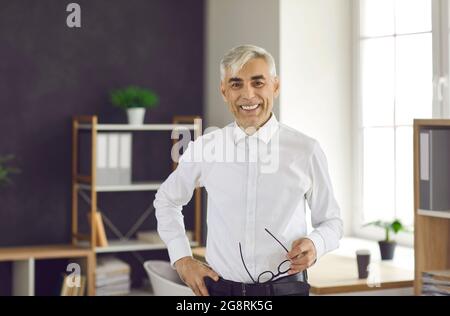 Ritratto in ufficio di un uomo d'affari o manager europeo felice e di successo. Foto Stock