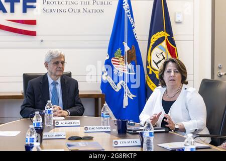 IL procuratore generale MERRICK Garland (L) e il vicedirettore generale Lisa Monaco (R) annunciano il lancio delle "cinque forze di attacco intergiurisdizionale" del Dipartimento di Giustizia al personale di alcol, tabacco e armi da fuoco (ATF) e al Dipartimento di Giustizia dell'ATF a Washington, DC, USA, 22 luglio 2021. Le forze di sciopero cercheranno di ridurre i corridoi per il traffico di armi da fuoco, concentrandosi su New York, Chicago, Los Angeles, la Baia di San Francisco e la Regione di Sacramento, e Washington, DC. Foto della piscina di Jim lo Scalzo/UPI Foto Stock