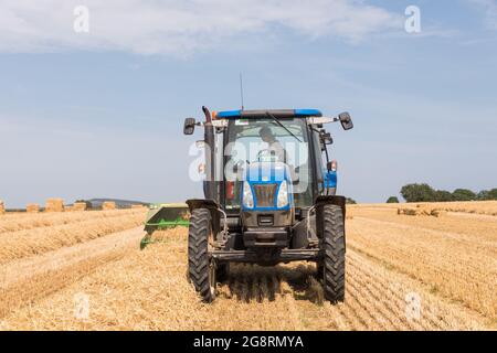 Riverstick, Cork, Irlanda. 22 luglio 2021. Violet Buckley Draper imballare la paglia con un John Deere 459 nella fattoria di famiglia. In tutto, imballeranno più di 3,000 balle quadrate prima di passare alla loro azienda agricola a Riverstick, Co. Cork, Irlanda. - immagine; credito: David Creedon/Alamy Live News Foto Stock