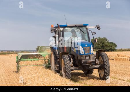 Riverstick, Cork, Irlanda. 22 luglio 2021. Violet Buckley Draper imballare la paglia con un John Deere 459 nella fattoria di famiglia. In tutto, imballeranno più di 3,000 balle quadrate prima di passare alla loro azienda agricola a Riverstick, Co. Cork, Irlanda. - immagine; credito: David Creedon/Alamy Live News Foto Stock