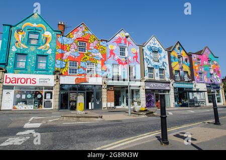 Le sei Sorelle sono una serie di murales dipinti da donne di strada sopra una serie di negozi in North Street a Bedminster, Bristol. Upfest Foto Stock