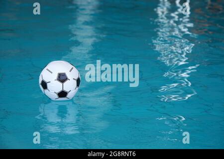 Beach ball in piscina. Palla gonfiabile che galleggia in piscina. Foto Stock