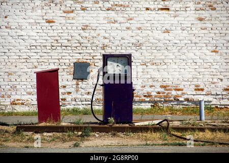 Una stazione di gas abbandonata come riflesso della crisi globale del petrolio. Foto Stock