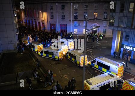 Bristol, Regno Unito. 21 marzo 2021. I manifestanti hanno attaccato la polizia dopo che migliaia di persone hanno partecipato a una protesta che gli ufficiali avevano 'fortemente consigliato' contro l'adesione. Gli ufficiali hanno sofferto le ossa rotte e i veicoli della polizia sono stati impostati come scene arrabbiate si sono dispiegati nel centro della città di Bristol. All'inizio del giorno una folla in gran parte pacifica si era riunita per la dimostrazione di Kill the Bill in opposizione alla polizia e alla legge sul crimine, ma da dimostranti di sera scalò la stazione di polizia di Bridewell, gettò fuochi d'artificio nella folla e innaffiò graffiti sulle pareti. Due furgoni della polizia sono stati incendiati, danni sono stati causati a un poli Foto Stock