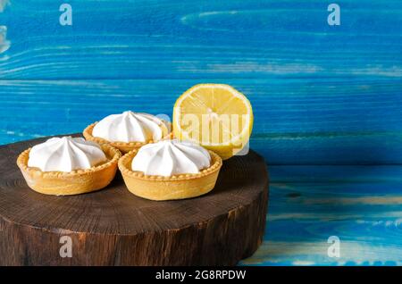 Shortbread casereccio mini torta con cagliata di limone e panna montata, bianco grigio fondo copia spazio Foto Stock