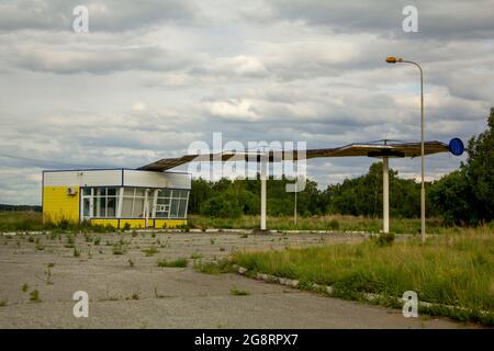 Stazione di benzina abbandonata di una piccola azienda di combustibile in fallimento. Foto Stock