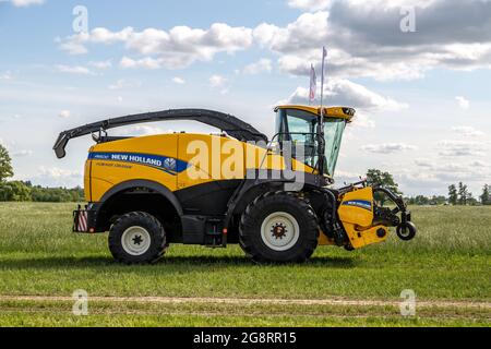 Russia, Regione di Leningrad - Giugno 2019: Alla mostra il potente marchio di mietitrebbia New Holland Foto Stock