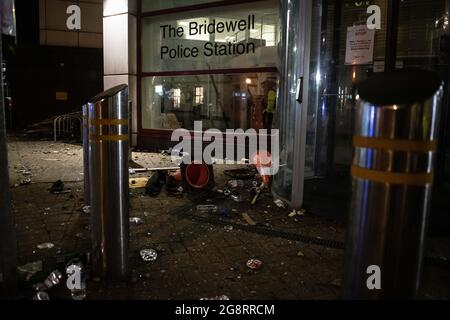 Bristol, Regno Unito. 21 marzo 2021. Nella foto: La scena caotica fuori dalla stazione di polizia di Bridewell dopo che la rivolta aveva finito. / i manifestanti hanno attaccato la polizia dopo che migliaia di persone hanno partecipato a una protesta che gli ufficiali avevano 'fortemente consigliato' contro l'adesione. Gli ufficiali hanno sofferto le ossa rotte e i veicoli della polizia sono stati impostati come scene arrabbiate si sono dispiegati nel centro della città di Bristol. All'inizio del giorno una folla in gran parte pacifica si era riunita per la dimostrazione di Kill the Bill in opposizione alla polizia e Crime Bill, ma da dimostranti di sera scalò la stazione di polizia di Bridewell, gettò fuochi d'artificio nella folla e. Foto Stock