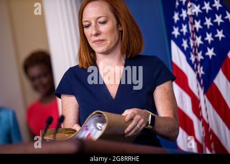 Il segretario stampa della Casa Bianca Jen Psaki si prepara per il briefing quotidiano alla Casa Bianca a Washington, DC, USA, 22 luglio 2021. Il Segretario al Commercio Gina Raimondo ha annunciato che l'Amministrazione per lo sviluppo economico (EDA) del Dipartimento del Commercio "attuerà una serie di programmi, denominati collettivamente "investire nelle Comunità americane", Investire equamente i 3 miliardi di dollari ricevuti dall'American Rescue Plan Act del Presidente Biden per aiutare le comunità di tutto il paese a ricostruire meglio.'Credit: Shawn Thew/Pool via CNP /MediaPunch Foto Stock