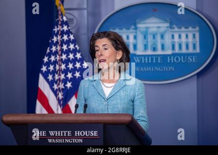 Il Segretario del Commercio Gina Raimondo ha espresso le sue osservazioni durante il briefing quotidiano alla Casa Bianca di Washington, DC, USA, 22 luglio 2021. Il Segretario al Commercio Gina Raimondo ha annunciato che l'Amministrazione per lo sviluppo economico (EDA) del Dipartimento del Commercio "attuerà una serie di programmi, denominati collettivamente "investire nelle Comunità americane", Investire equamente i 3 miliardi di dollari ricevuti dall'American Rescue Plan Act del Presidente Biden per aiutare le comunità di tutto il paese a ricostruire meglio.'Credit: Shawn Thew/Pool via CNP /MediaPunch Foto Stock