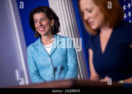 Il Segretario del Commercio Gina Raimondo arriva per il briefing quotidiano alla Casa Bianca a Washington, DC, USA, il 22 luglio 2021. Il Segretario al Commercio Gina Raimondo ha annunciato che l'Amministrazione per lo sviluppo economico (EDA) del Dipartimento del Commercio "attuerà una serie di programmi, denominati collettivamente "investire nelle Comunità americane", Investire equamente i 3 miliardi di dollari ricevuti dall'American Rescue Plan Act del Presidente Biden per aiutare le comunità di tutto il paese a ricostruire meglio.'Credit: Shawn Thew/Pool via CNP /MediaPunch Foto Stock