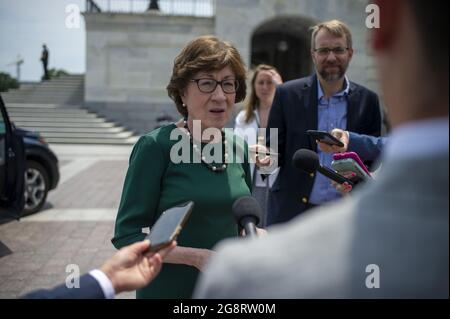 Washington, Stati Uniti. 22 luglio 2021. Il Sen. Susan Collins, R-Maine, parla ai giornalisti dopo aver votato nelle camere del Senato presso il Campidoglio degli Stati Uniti giovedì 22 luglio 2021. Foto di Bonnie Cash/UPI Credit: UPI/Alamy Live News Foto Stock