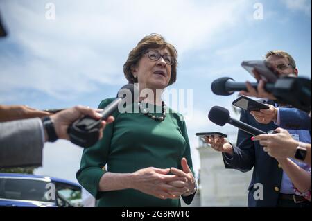 Washington, Stati Uniti. 22 luglio 2021. Il Sen. Susan Collins, R-Maine, parla ai giornalisti dopo aver votato nelle camere del Senato presso il Campidoglio degli Stati Uniti giovedì 22 luglio 2021. Foto di Bonnie Cash/UPI Credit: UPI/Alamy Live News Foto Stock