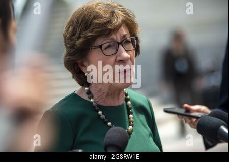 Washington, Stati Uniti. 22 luglio 2021. Il Sen. Susan Collins, R-Maine, parla ai giornalisti dopo aver votato nelle camere del Senato presso il Campidoglio degli Stati Uniti giovedì 22 luglio 2021. Foto di Bonnie Cash/UPI Credit: UPI/Alamy Live News Foto Stock