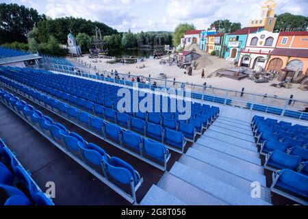 19 luglio 2021, Meclemburgo-Pomerania occidentale, Grevesmühlen: La nuova tribuna si trova di fronte al palco all'aperto durante una rassegna stampa dell'attuale produzione "A Kingdom before the Wind". The Pirate Open Air inizia su 23.07.2021 con la prima d'azione della stagione. Fino al 18.09.2021 sono previsti 50 spettacoli, ciascuno con 1,000 visitatori. Foto: Jens Büttner/dpa-Zentralbild/ZB Foto Stock