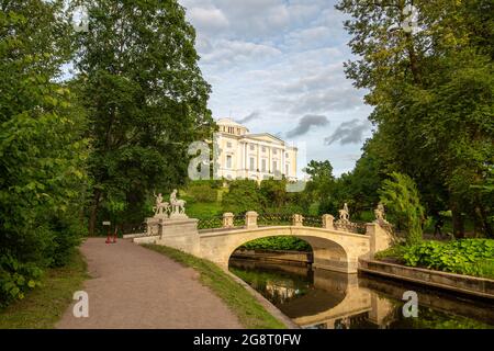 San Pietroburgo, Russia - 10 luglio 2019: Vista del palazzo di Pavlovsk contro il cielo blu Foto Stock