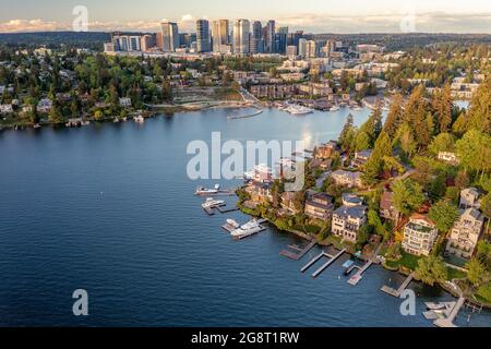 Guardando verso il basso su Bellevue Washington oltre la baia Foto Stock