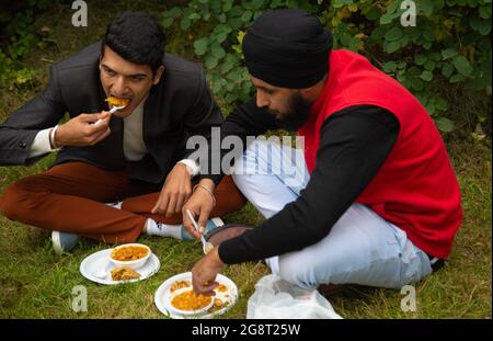 Gli indù mangiano sull'erba nell'estate 2021 Foto Stock