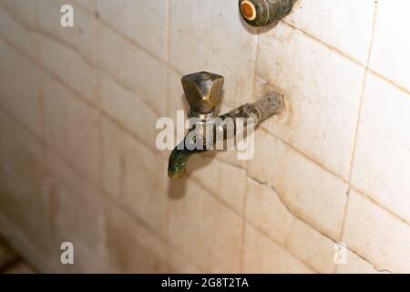 Rubinetto d'acqua in metallo grunge. Ferro arrugginito controllo valvola acqua fegato maneggiato. Foto Stock