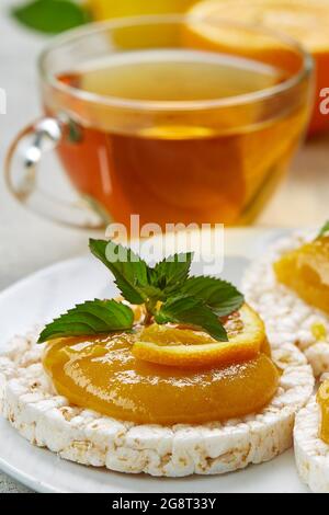 colazione con dieta sana, pane ai cereali con lamponi di frutta fresca di stagione Foto Stock