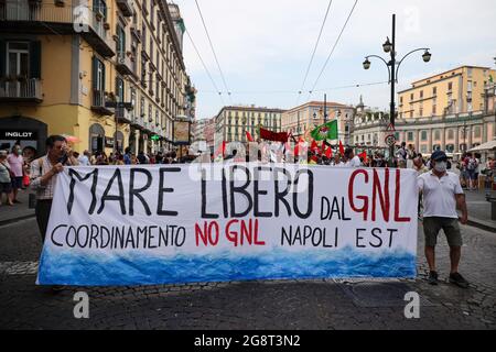 Napoli, Italia. 21 luglio 2021. 07/22/2021 Napoli, processione di protesta contro il G20 di Napoli, partenza da Piazza Dante Alighieri e destinazione Palazzo reale dove si trovano i ministri dell'ambiente del mondo (Credit Image: © Fabio Sasso/ZUMA Press Wire) Credit: ZUMA Press, Inc./Alamy Live News Foto Stock