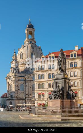 Chiesa di nostra Signora, Frauenkirche, e statua Friedrich agosto II Re di Sassonia in piazza Neumarkt a Dresda, Sassonia, Germania Foto Stock