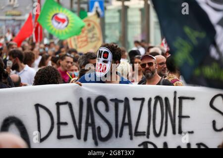 Napoli, Italia. 21 luglio 2021. 07/22/2021 Napoli, processione di protesta contro il G20 di Napoli, partenza da Piazza Dante Alighieri e destinazione Palazzo reale dove si trovano i ministri dell'ambiente del mondo (Credit Image: © Fabio Sasso/ZUMA Press Wire) Credit: ZUMA Press, Inc./Alamy Live News Foto Stock