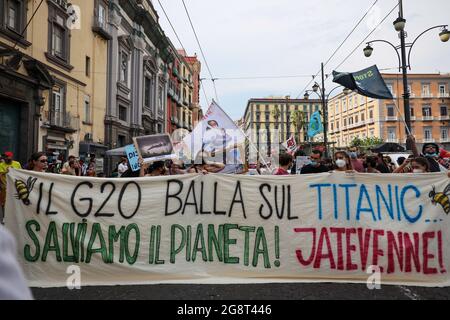 Napoli, Italia. 21 luglio 2021. 07/22/2021 Napoli, processione di protesta contro il G20 di Napoli, partenza da Piazza Dante Alighieri e destinazione Palazzo reale dove si trovano i ministri dell'ambiente del mondo (Credit Image: © Fabio Sasso/ZUMA Press Wire) Credit: ZUMA Press, Inc./Alamy Live News Foto Stock