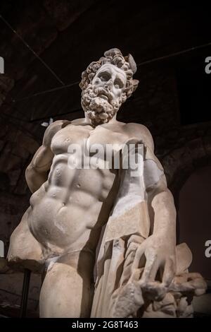 Antalya, Turchia - 18 luglio 2021: Sculture e antiche rovine nel Side Archaeology Museum, Antalya, Turchia. Foto Stock